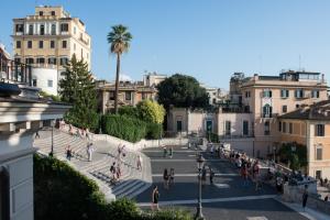 um grupo de pessoas andando por uma rua da cidade em Il Palazzetto em Roma