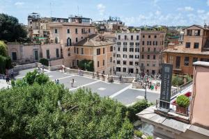 uma vista para uma rua numa cidade com edifícios em Il Palazzetto em Roma