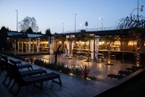 un edificio con patio arredato con sedie e tavoli di Rubens Hotels & SPA a Vila Nova de Gaia