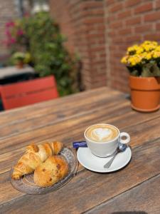 - une tasse de café et des croissants sur une table dans l'établissement Hotel De Gravin, à s-Gravenzande