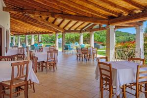 Um restaurante ou outro lugar para comer em Tenuta Lu Baroni