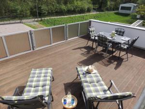 un patio con mesa y sillas en una terraza en Apartment Altes E-Werk, en Eisenach