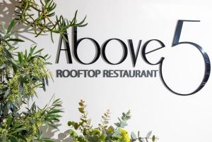 un cartello per il ristorante adore all'ultimo piano con piante di Boutique Hotel Stari Grad a Dubrovnik