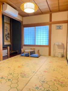 En eller flere senge i et værelse på Guesthouse Takayama Hanzansha