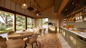 une salle à manger avec des tables et des chaises ainsi qu'une cuisine dans l'établissement Hotel het Witte Veen, à Witteveen