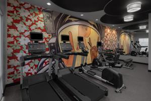 een fitnessruimte met cardio-apparatuur en een muur met bloemen bij SpringHill Suites Houston Intercontinental Airport in Houston