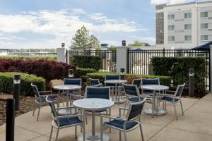 een patio met tafels en stoelen voor een gebouw bij SpringHill Suites Houston Intercontinental Airport in Houston