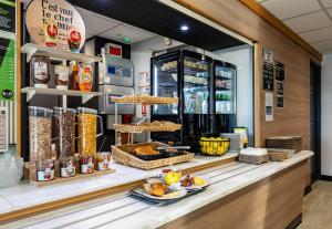 eine Bäckerei mit einer Theke mit Brot und Gebäck in der Unterkunft B&B HOTEL Colmar Lumière in Colmar