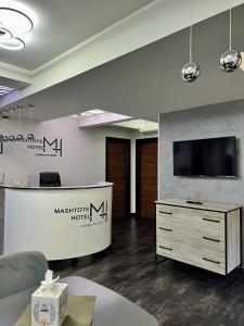 una hall con reception e TV a schermo piatto di Mashtots Hotel a Yerevan