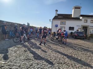 um grupo de pessoas a andar de bicicleta numa estrada de terra em El-Rei Dom Manuel Hotel em Marvão