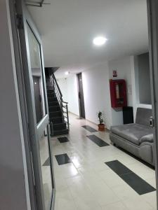 sala de estar con sofá y escalera en Apartamentos cómodos en Milan zona G, en Manizales