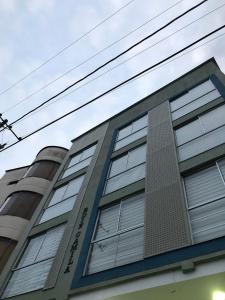 un edificio alto con ventanas laterales en Apartamentos cómodos en Milan zona G, en Manizales