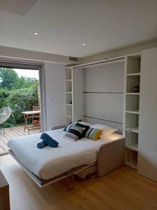 Cama ou camas em um quarto em Ty Jolie Super Grand Studio avec Parking et Terrasse