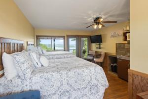 a bedroom with two beds and a ceiling fan at Roadrunner Inn and Log Cabins in Eureka Springs