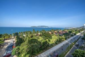 una vista aerea di una città e dell'oceano di NAMI HOTEL Nha Trang a Nha Trang