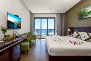 A bed or beds in a room at Alani Sea View Hotel