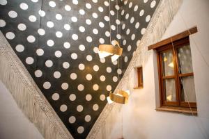 un couloir avec un mur noir et blanc en point de polka dans l'établissement Hotel Boutique Posada Castañeda, à Grenade