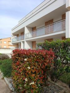 um edifício de apartamentos com uma cobertura de flores em Baia Carmona em São Martinho do Porto