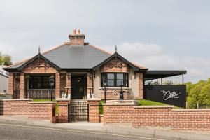 una casa di mattoni rossi con tetto nero di The Cliffe at the Quay a Donegal