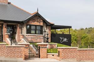 una casa di mattoni con un cartello sopra di The Cliffe at the Quay a Donegal