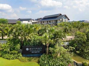 茂物Pullman Ciawi Vimala Hills Resort的一座在度假村前有标志的建筑