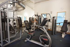 The fitness centre and/or fitness facilities at Apollo Hotel