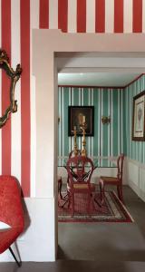 Habitación con una pared de rayas rojas y blancas en Casa dos Bijos, en Castelo de Vide