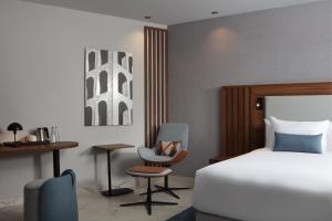 เตียงในห้องที่ Courtyard by Marriott Casablanca Downtown