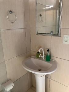 Quarto privativo 01 tesisinde bir banyo