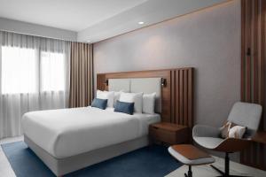 เตียงในห้องที่ Courtyard by Marriott Casablanca Downtown