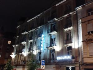 ein Gebäude mit einem blauen Schild auf der Seite in der Unterkunft Hôtel Escurial - Centre Gare in Metz