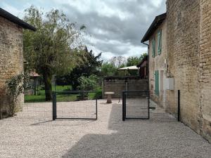 une paire de portes devant un bâtiment dans l'établissement Gîte des deux petits doudous, à Colombey-les-Deux-Églises