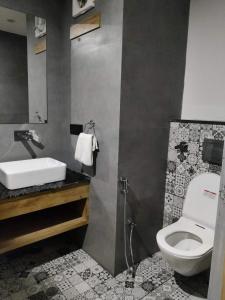 Un baño de Hotel Basant Sarovar