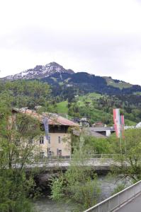 d'un bâtiment au bord d'une rivière avec une montagne dans l'établissement Achenblick, à St. Johann in Tirol