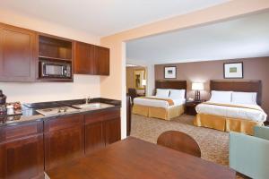 um quarto de hotel com duas camas e uma cozinha em Holiday Inn Express Hotel & Suites Van Wert, an IHG Hotel em Van Wert