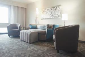 ein Wohnzimmer mit einem Sofa und 2 Stühlen in der Unterkunft Courtyard by Marriott Owensboro in Owensboro