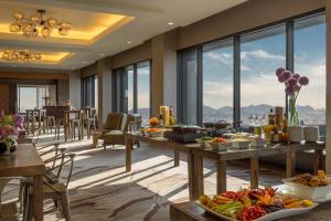 een eetkamer met een tafel gevuld met eten bij Grand Hyatt Denver in Denver