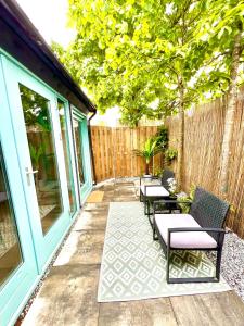 A patio or other outdoor area at Cozy cottage with jacuzzi & private garden near Amsterdam