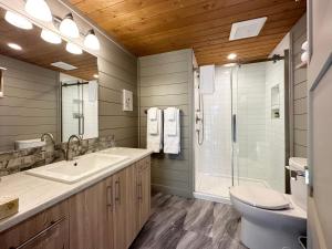 A bathroom at Crown Isle Resort & Golf Community