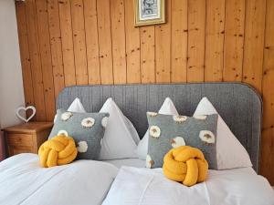 twee knuffeldieren op een bed bij Apartment Klein Matterhorn - Haus Miranda in Täsch