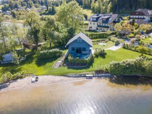 eine Luftansicht eines Hauses auf dem Wasser in der Unterkunft Hideaway Kraftplatz Chalet am See Mattsee Obertrum Urlaub am See Salzburger Seenland in Obertrum am See