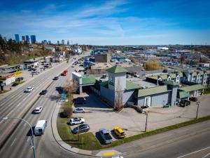 uma vista aérea de uma cidade com uma auto-estrada em Amenida Residences, Calgary em Calgary