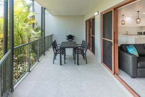 Rõdu või terrass majutusasutuses Heliconia Grove - 1 bedroom - on Hamilton Island by HIHA