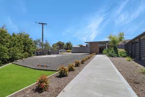 un jardín con una pasarela frente a una casa en Recharge in Waurn Ponds, en Geelong