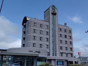 een gebouw met een klokkentoren erop bij Hotel Marsh Land in Kushiro