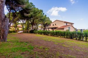 una panchina in un cortile accanto a una casa di Casale Lorenzo Appartamenti a Orbetello