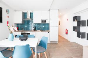 Kitchen o kitchenette sa Apart Magnolia - Alvor - BY BEDZY