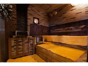 Pokój z ławkami i zegarem na ścianie w obiekcie Male Only Capsule Hotel & Sauna G-topia - Vacation STAY 70068v w mieście Funabashi