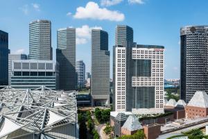 uma vista para o horizonte da cidade com edifícios altos em Conrad Centennial Singapore em Singapura