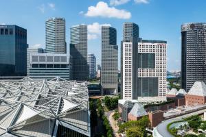 uma vista para uma cidade com edifícios altos em Conrad Centennial Singapore em Singapura